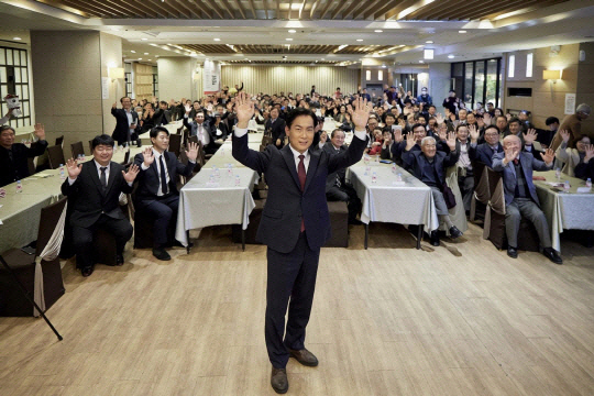 김영우(가운데) 국민의힘 전 국회의원이 지난 12월10일 서울 동대문구갑 지역구 소재 한 웨딩홀에서 신간 '나는 왜 나를 컷오프했는가' 출판기념회를 연 가운데 참석자들과 함께 기념촬영을 하고 있다. 김 전 의원 측에 따르면 행사엔 주요 내·외빈과 동대문구 시민 등 600여명이 참석했다. 정치권 안팎의 참석자는 이재오 민주화운동기념사업회 이사장, 류우익 전 통일부 장관, 김병민 국민의힘 최고위원과 안철수·박정하·허은아 의원, 김경진·윤희숙 전 의원 등이다. 홍준표 대구광역시장과 심재철 전 국회부의장은 축전을 보냈고, 오세훈 서울시장·정의화 전 국회의장·정진석 5선 의원은 영상으로 축하를 전했다.<김영우 전 국회의원 페이스북 사진>